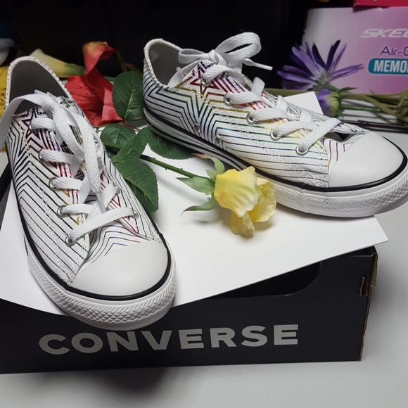 kids converse shoes size 4